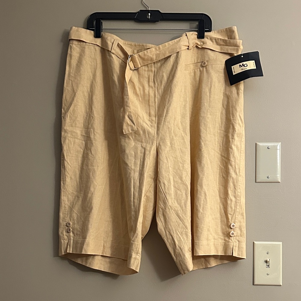Women’s Bermuda Shorts with Belt